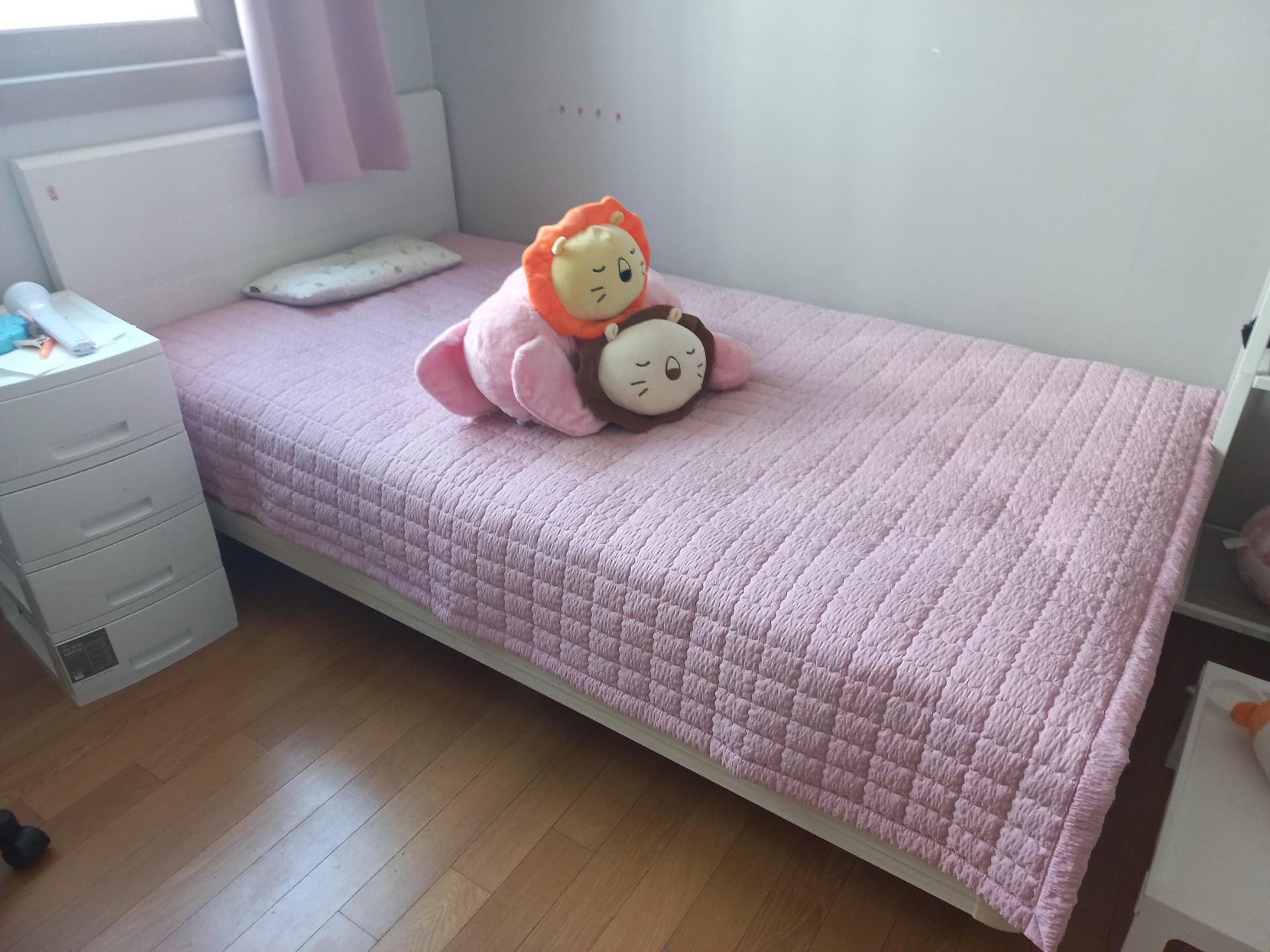 이사 후 정돈된 아이 방 침대
