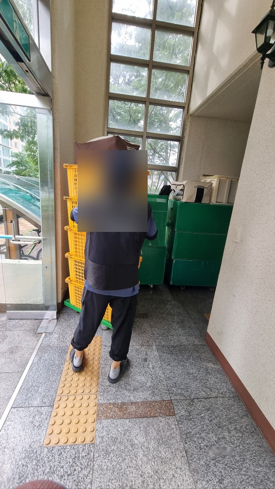 찜이사몰 유니폼을 착용한 작업자가 이사 바구니를 운반하는 모습