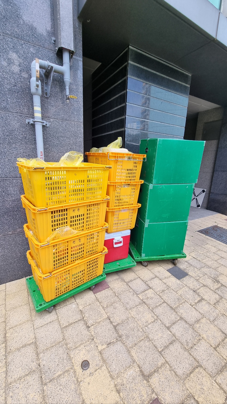 건물 입구에 대차로 옮겨 놓은 이삿짐