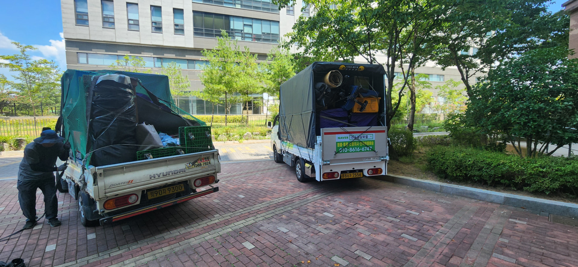 짐을 실은 용달 트럭 두 대